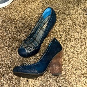 Really really cute heels! I just can’t find what to style them with!